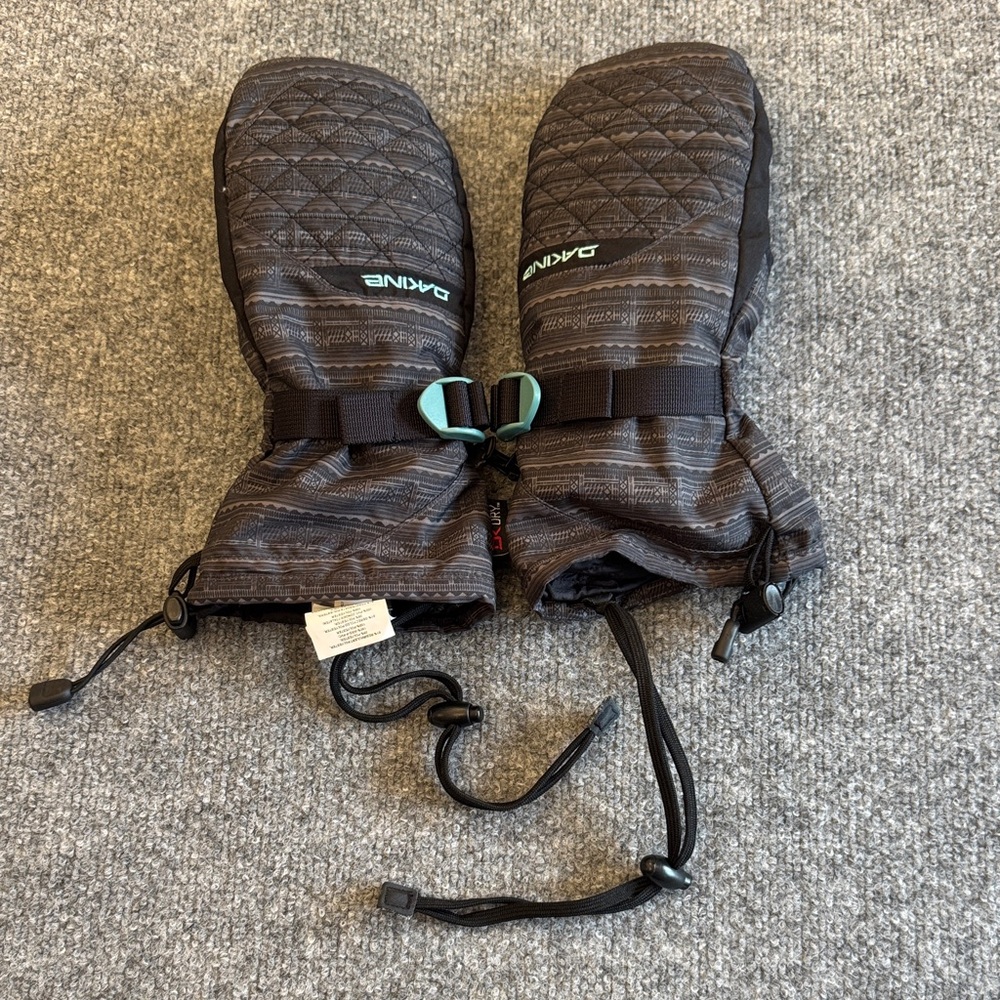Dakine Quilted Black and Gray Ski Mittens